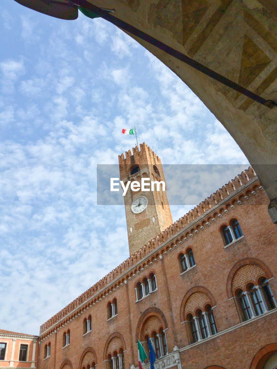 LOW ANGLE VIEW OF BUILT STRUCTURE AGAINST SKY