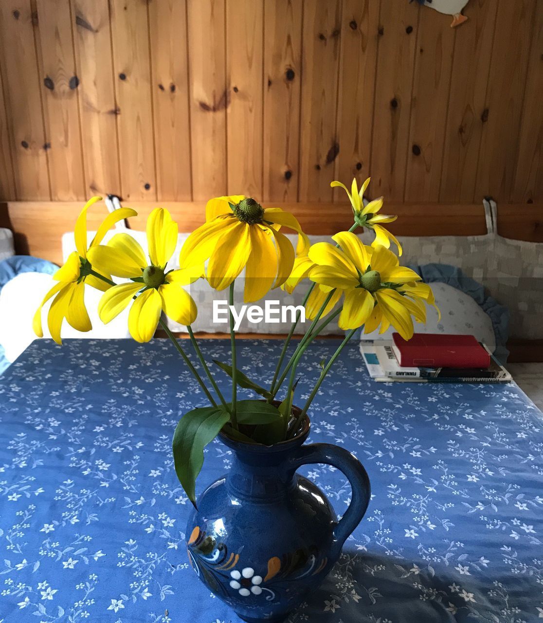 CLOSE-UP OF YELLOW FLOWER IN VASE ON TABLE