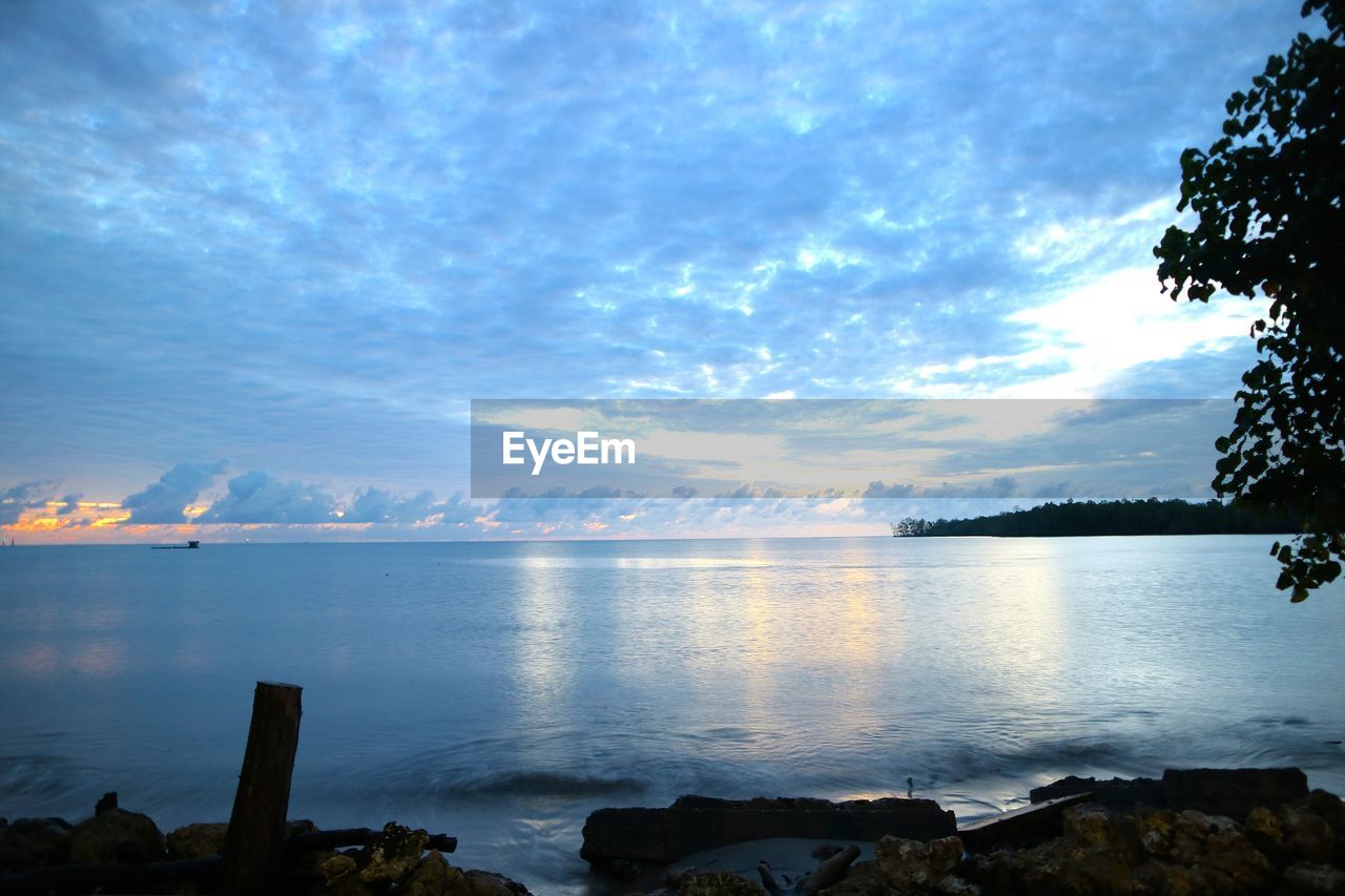 VIEW OF SEA AGAINST SKY DURING SUNSET