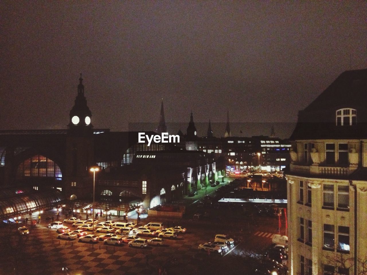 VIEW OF ILLUMINATED STREET LIGHTS IN CITY