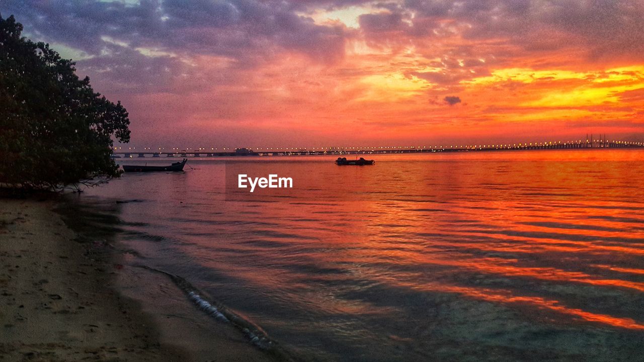 SCENIC VIEW OF SEA AGAINST SKY AT SUNSET