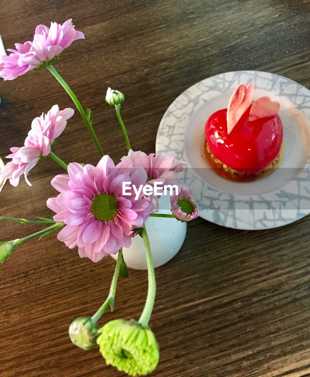 CLOSE-UP OF PINK FLOWERS IN PLATE