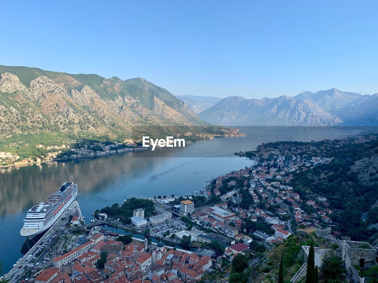 HIGH ANGLE VIEW OF RIVER AND CITYSCAPE AGAINST SKY