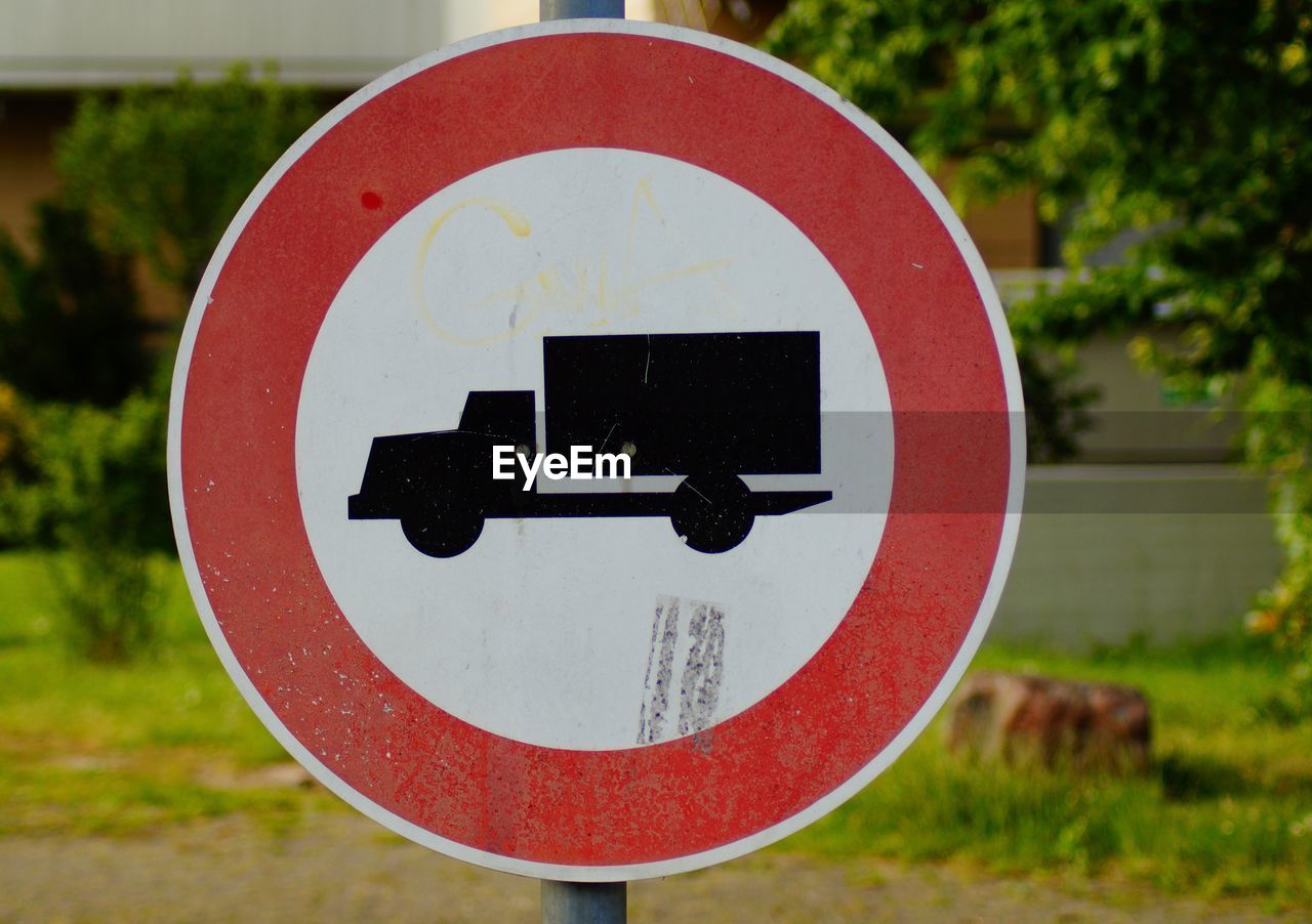 CLOSE-UP OF ROAD SIGN ON THE GROUND