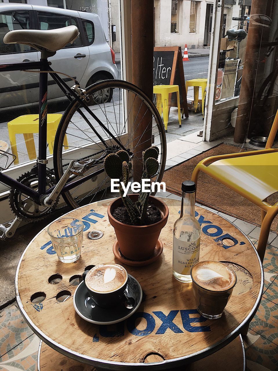 CLOSE-UP OF TEA ON TABLE