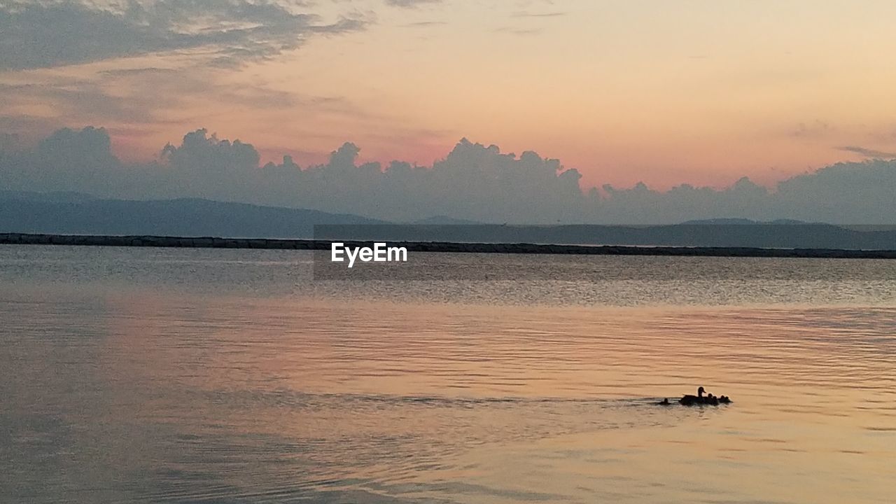 SCENIC VIEW OF SEA AGAINST SKY AT SUNSET