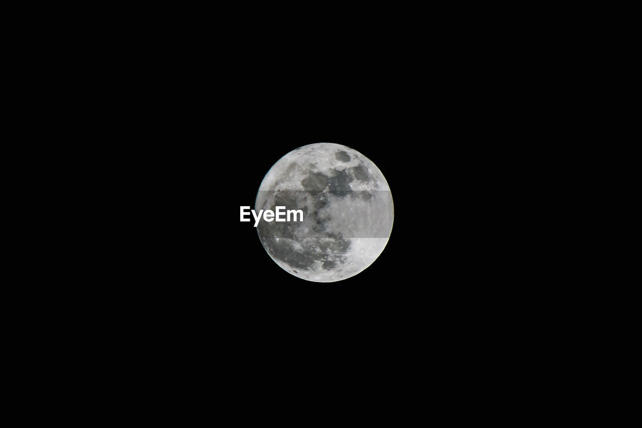 LOW ANGLE VIEW OF FULL MOON IN SKY