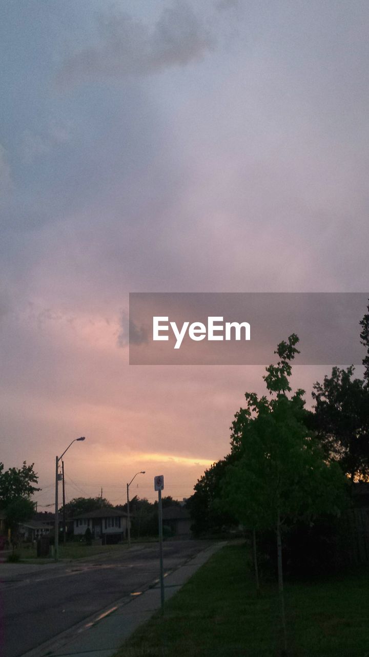 SCENIC VIEW OF ROAD AGAINST CLOUDY SKY