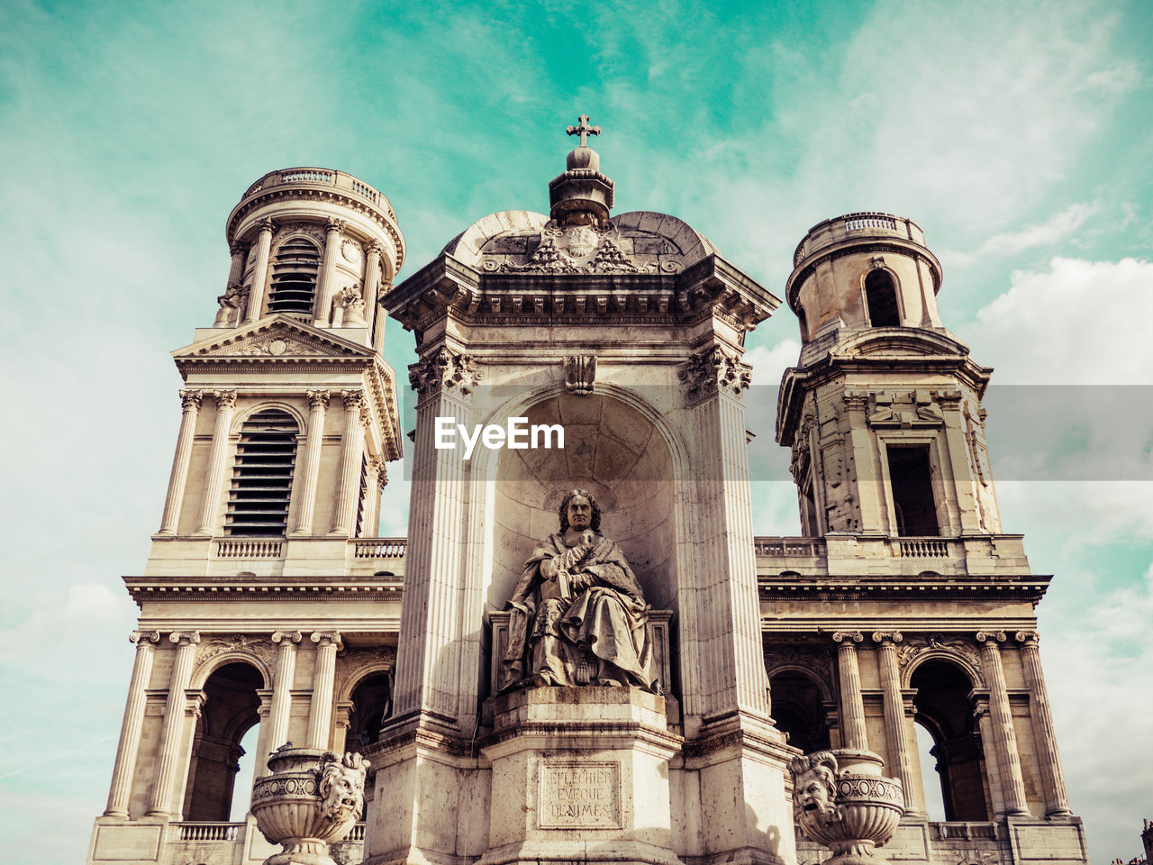 LOW ANGLE VIEW OF STATUE AGAINST BUILDING