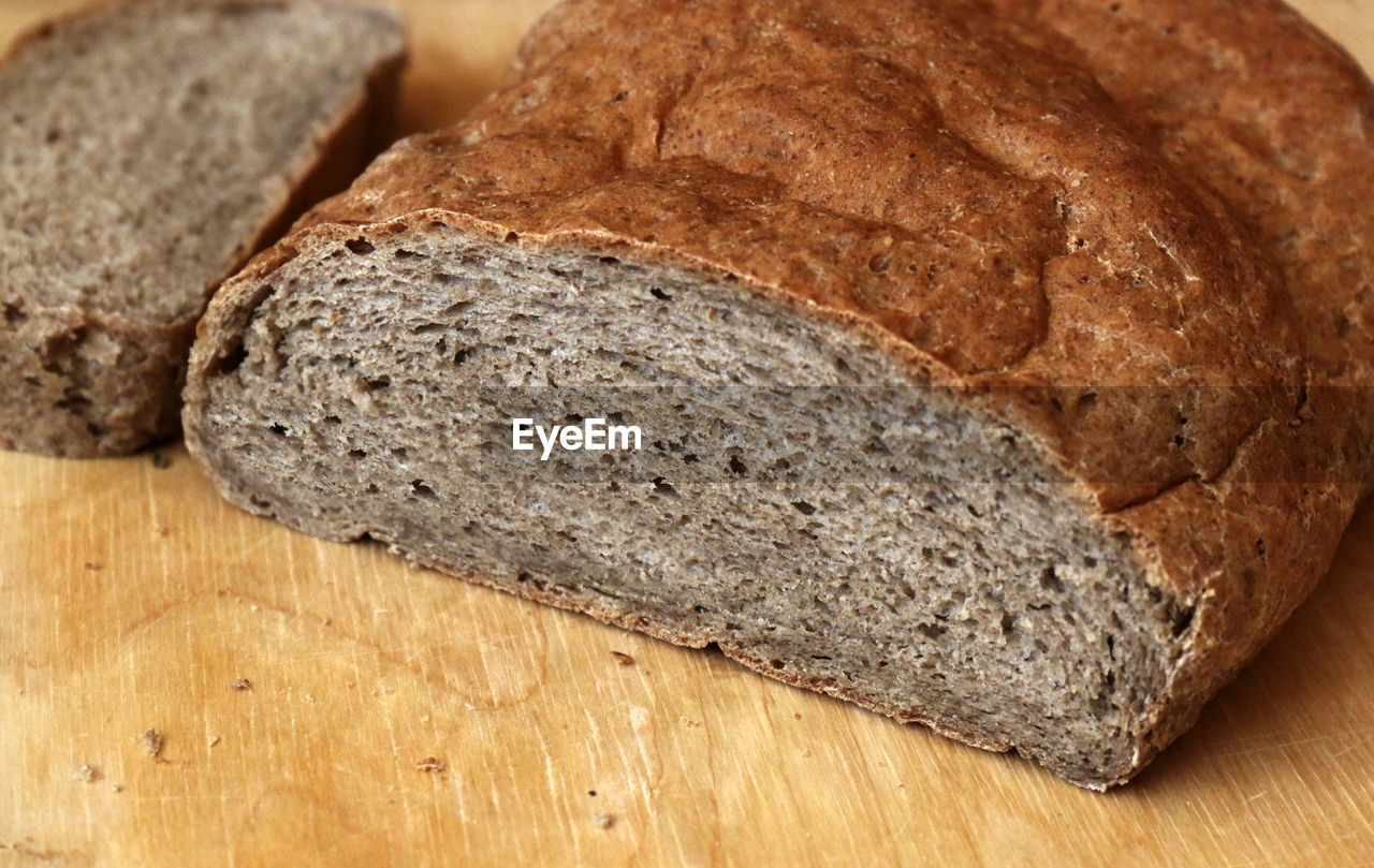 CLOSE-UP OF BREAD ON CUTTING BOARD IN PLATE