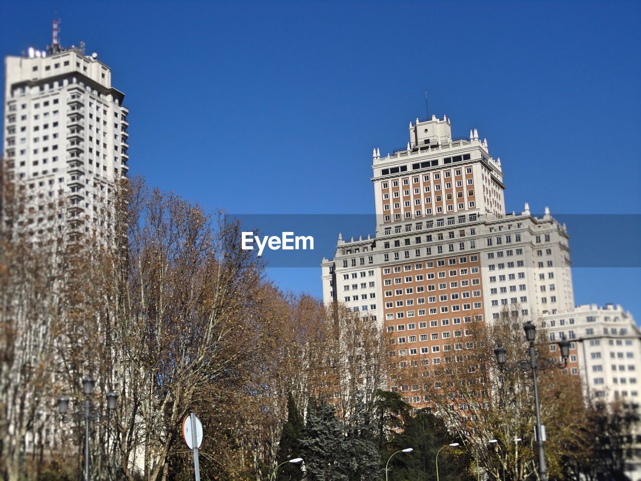 LOW ANGLE VIEW OF BUILDINGS IN CITY AGAINST SKY