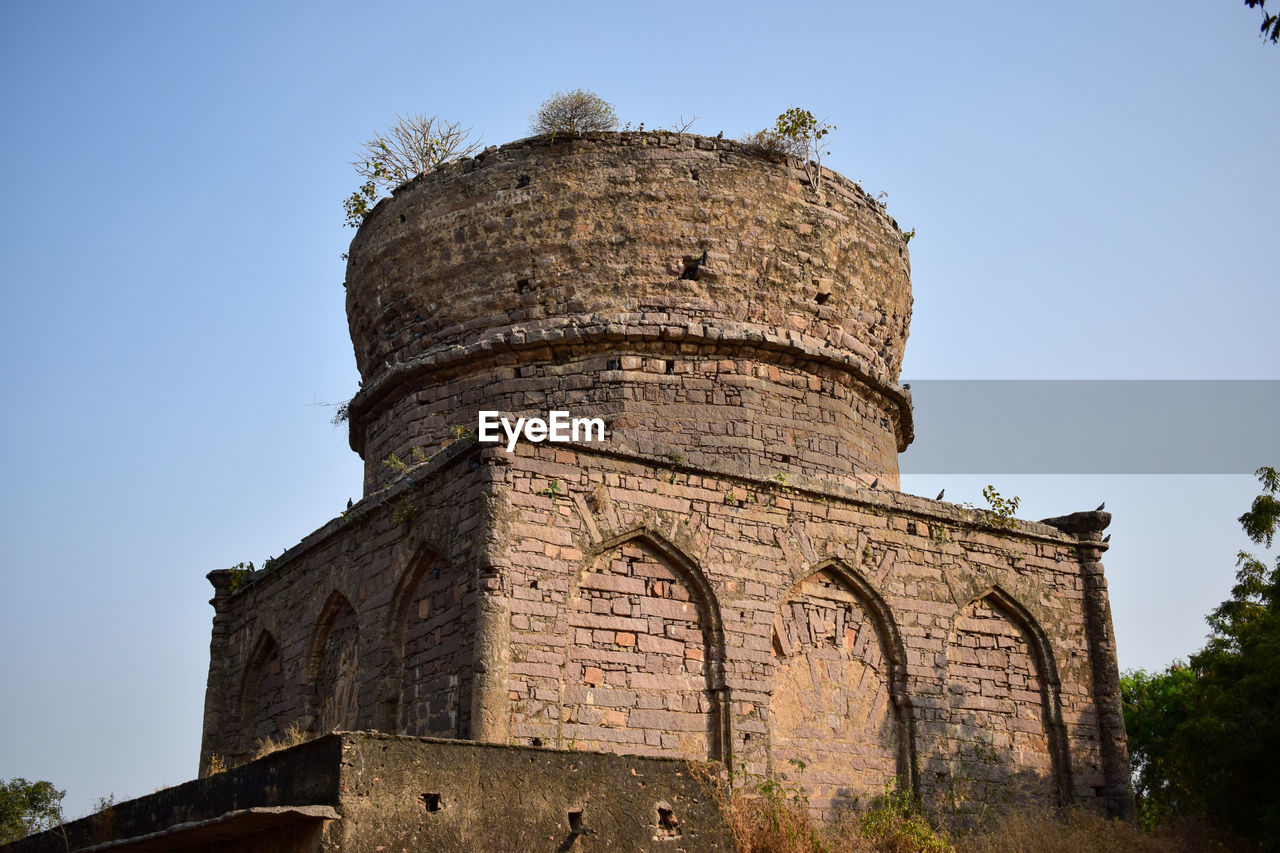 LOW ANGLE VIEW OF FORT AGAINST SKY