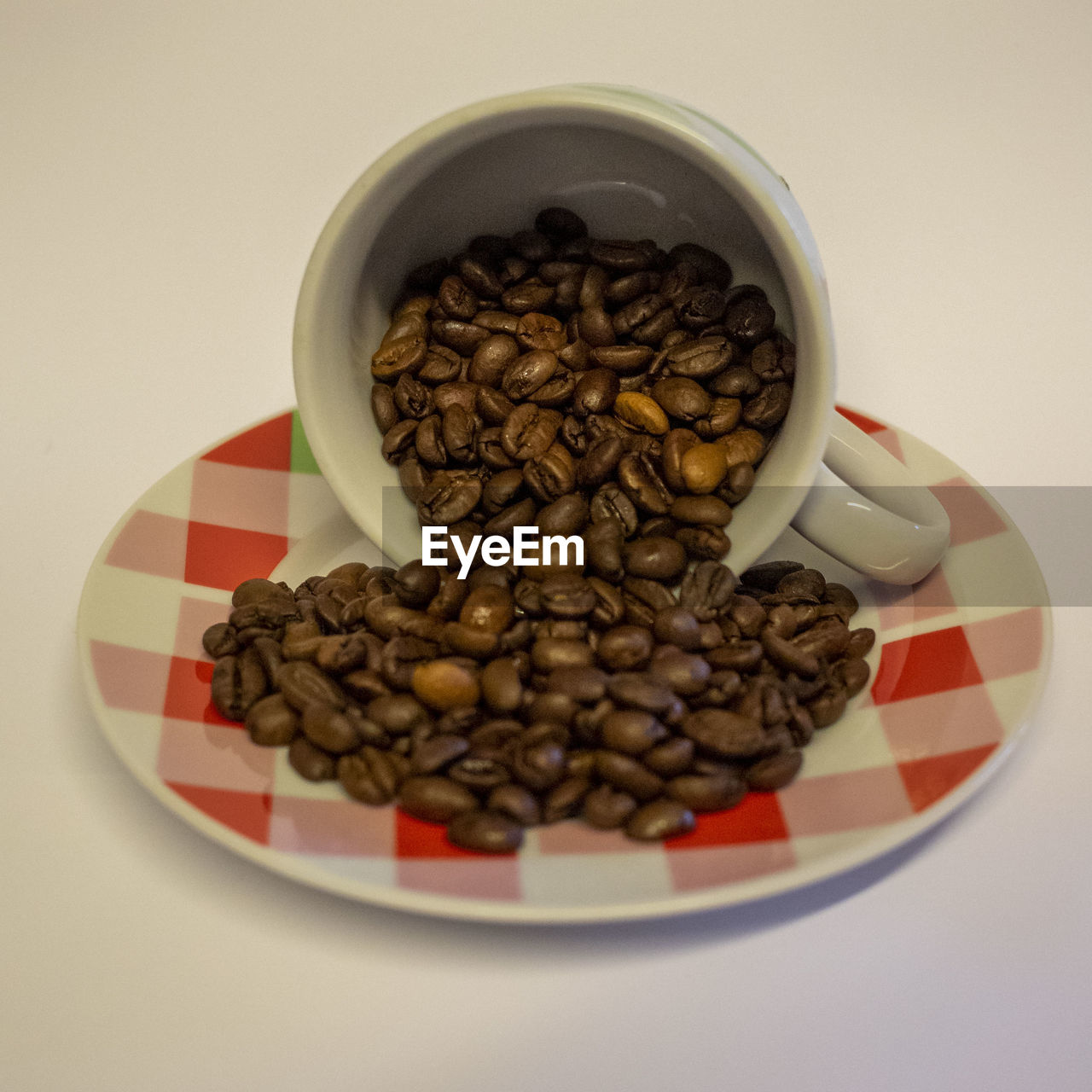 DIRECTLY ABOVE SHOT OF COFFEE BEANS IN CUP ON TABLE