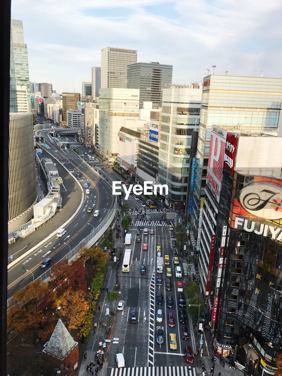 HIGH ANGLE VIEW OF TRAFFIC ON CITY STREET