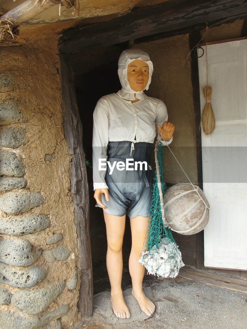 FULL LENGTH PORTRAIT OF MAN STANDING AGAINST WALL