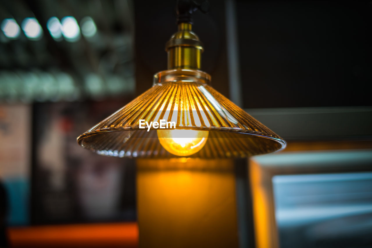 ILLUMINATED LIGHT BULBS HANGING FROM CEILING