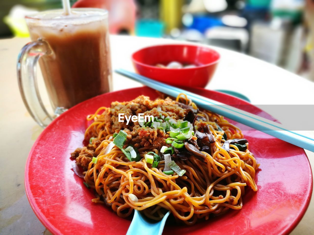 CLOSE-UP OF FOOD IN PLATE