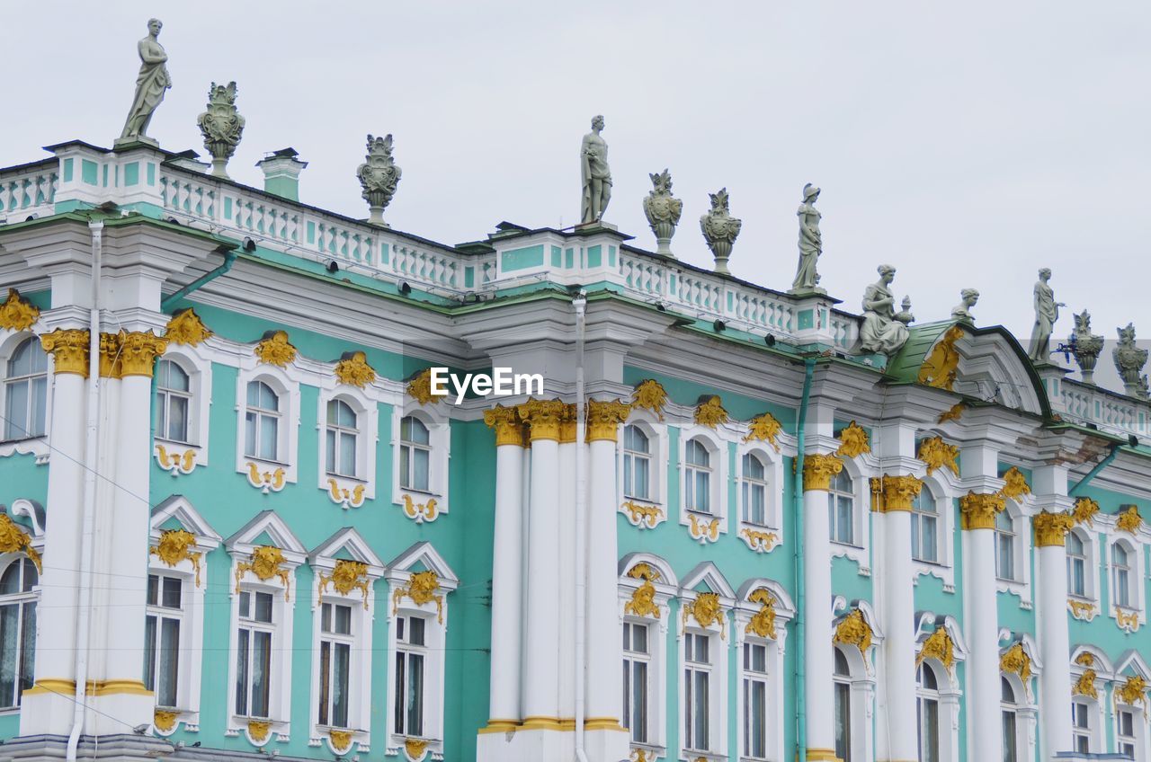 LOW ANGLE VIEW OF HISTORICAL BUILDING AGAINST SKY