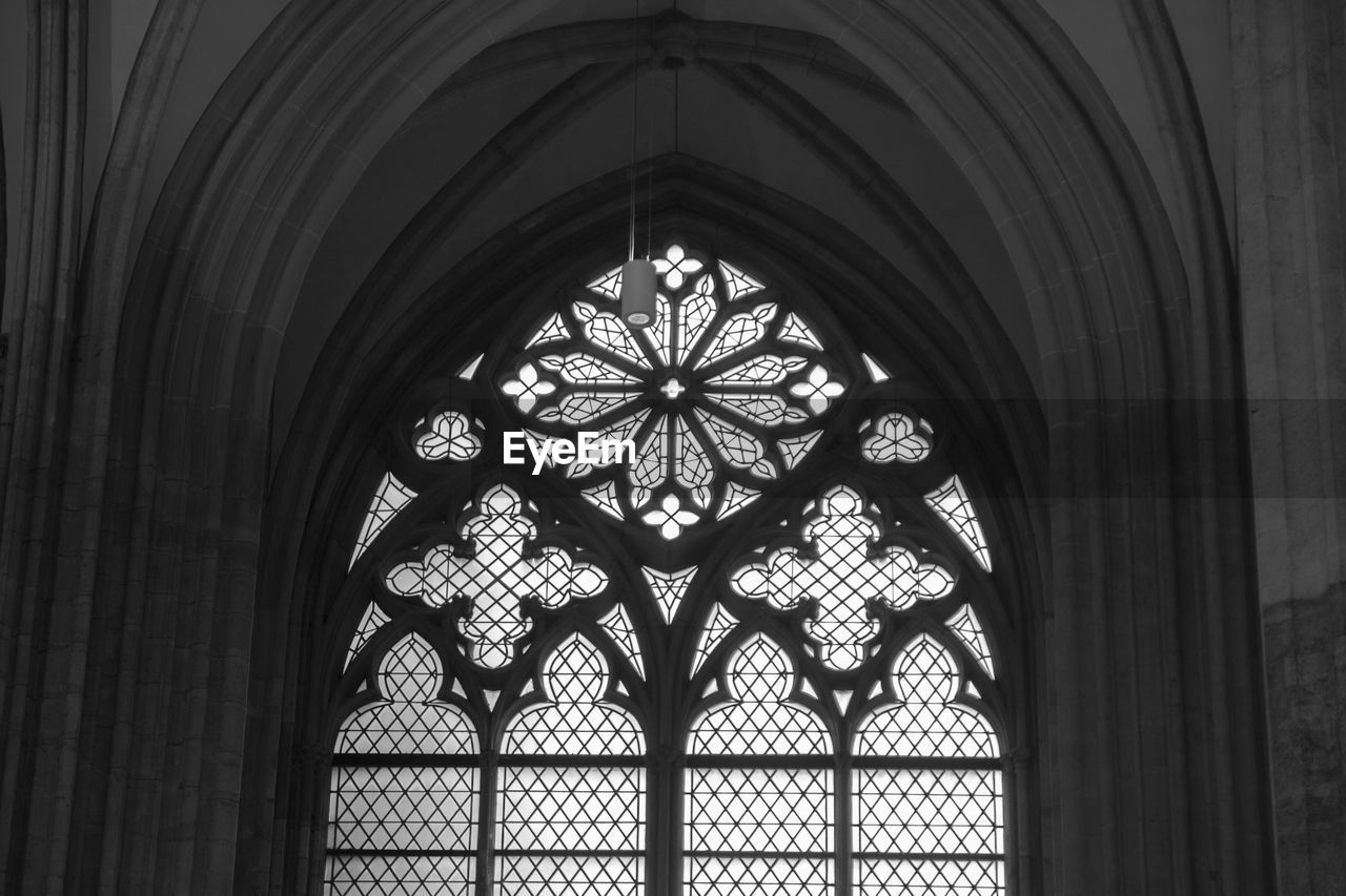 LOW ANGLE VIEW OF GLASS WINDOW IN CHURCH