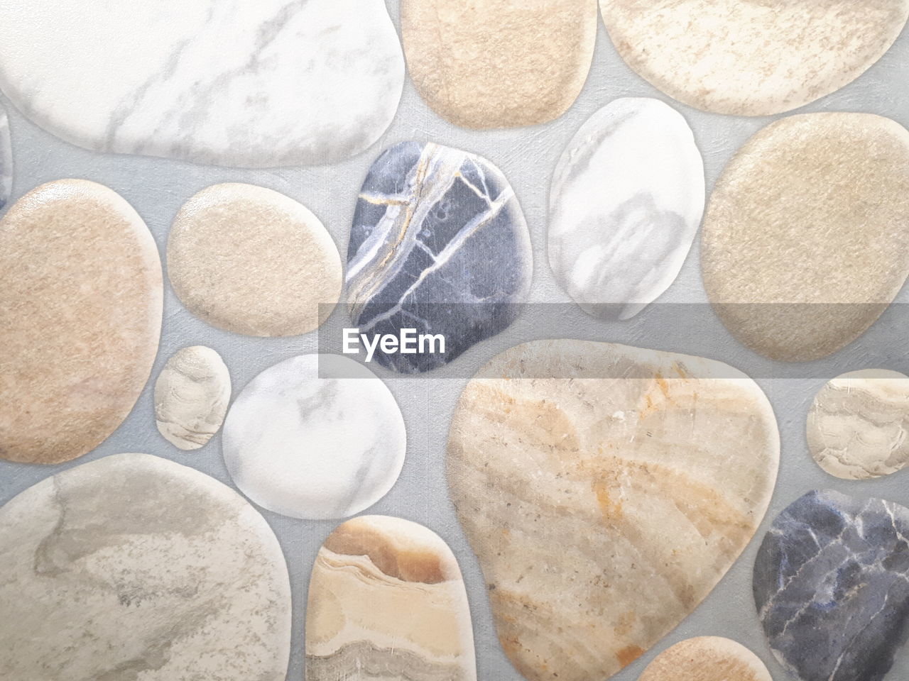 HIGH ANGLE VIEW OF PEBBLES ON ROCK