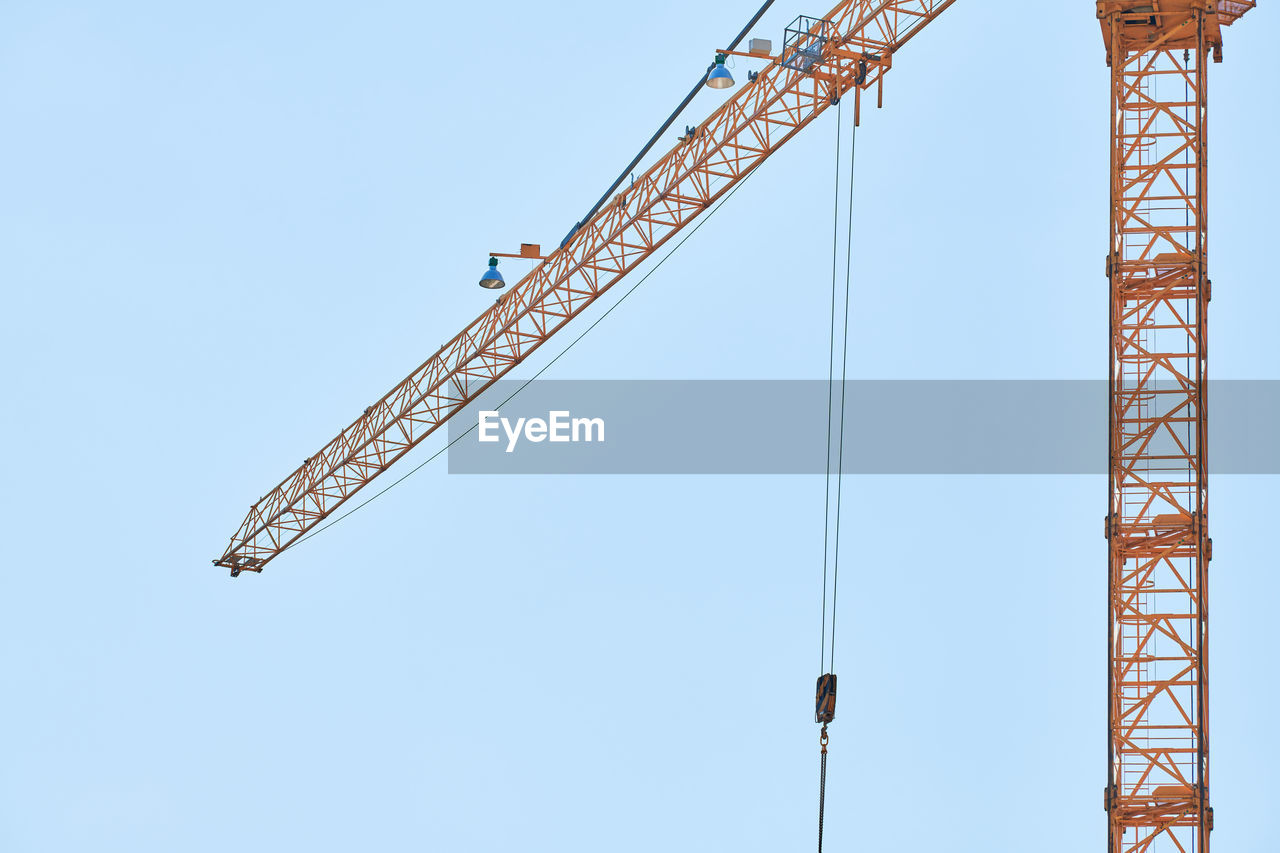 LOW ANGLE VIEW OF CRANE AGAINST SKY