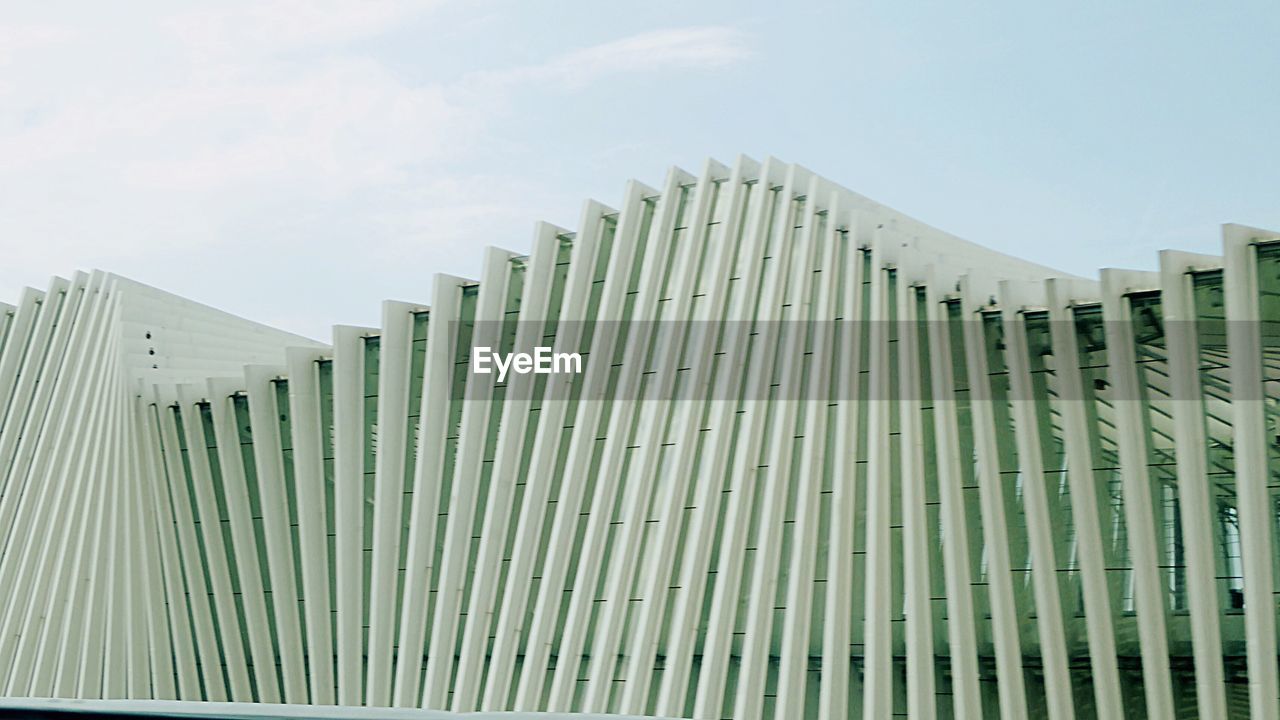 LOW ANGLE VIEW OF MODERN BUILDING AGAINST SKY