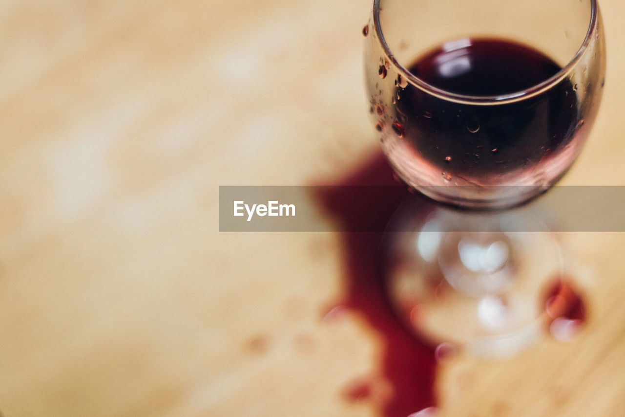 HIGH ANGLE VIEW OF BEER GLASS ON TABLE