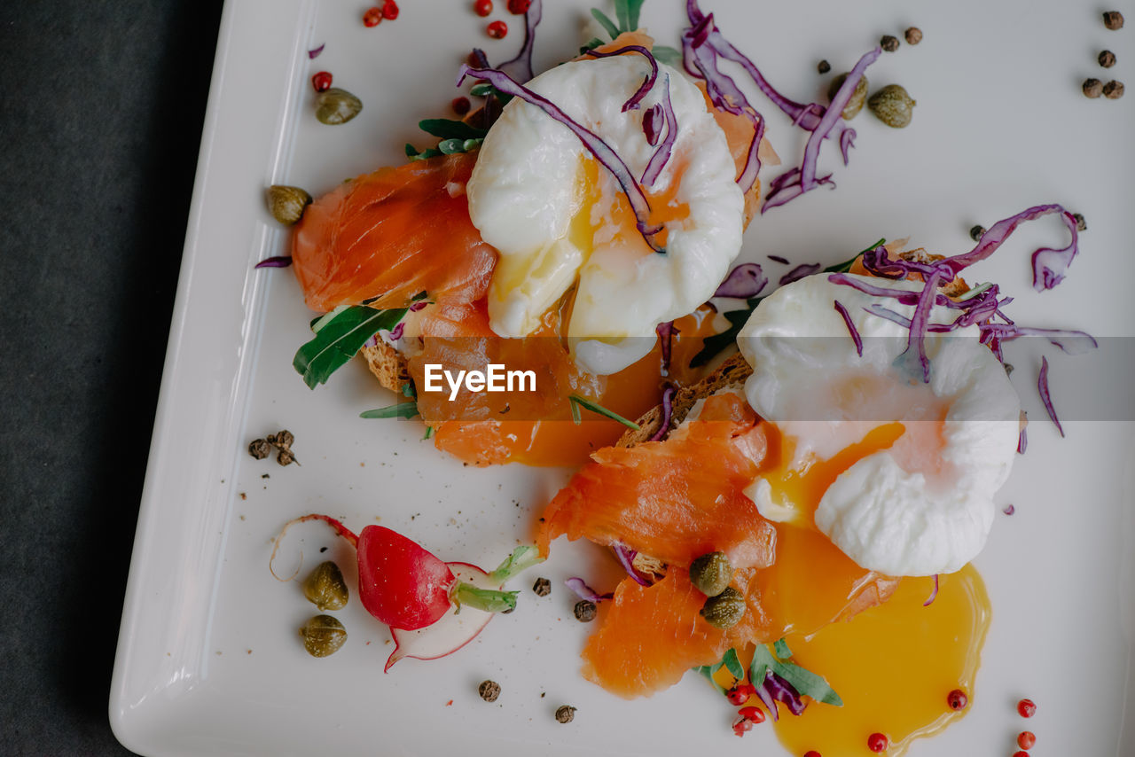 HIGH ANGLE VIEW OF FISH SERVED ON PLATE