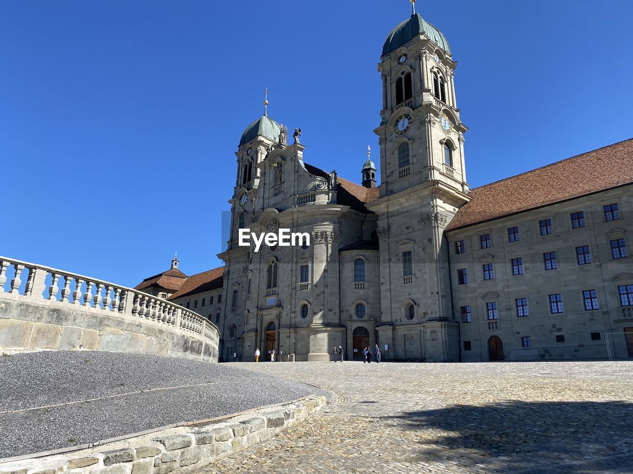 VIEW OF HISTORICAL BUILDING AGAINST SKY