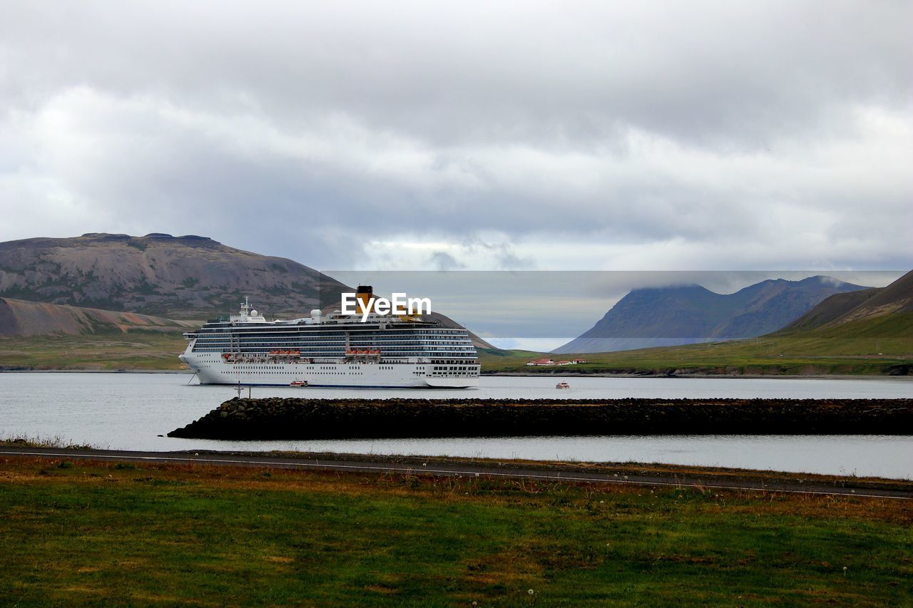 SHIP IN SEA AGAINST SKY