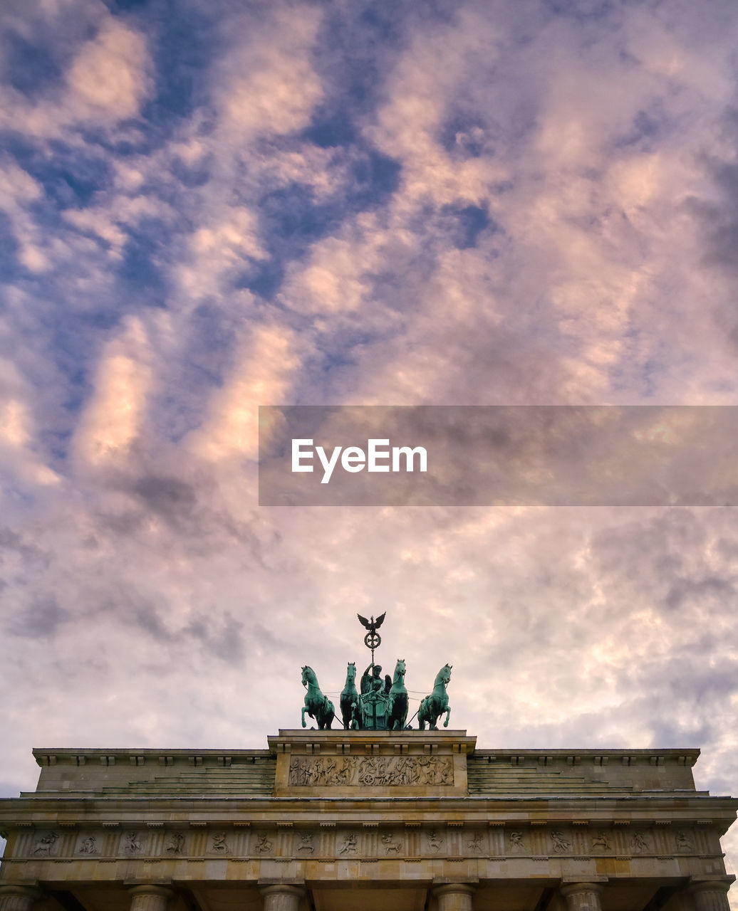 LOW ANGLE VIEW OF STATUE AGAINST SKY