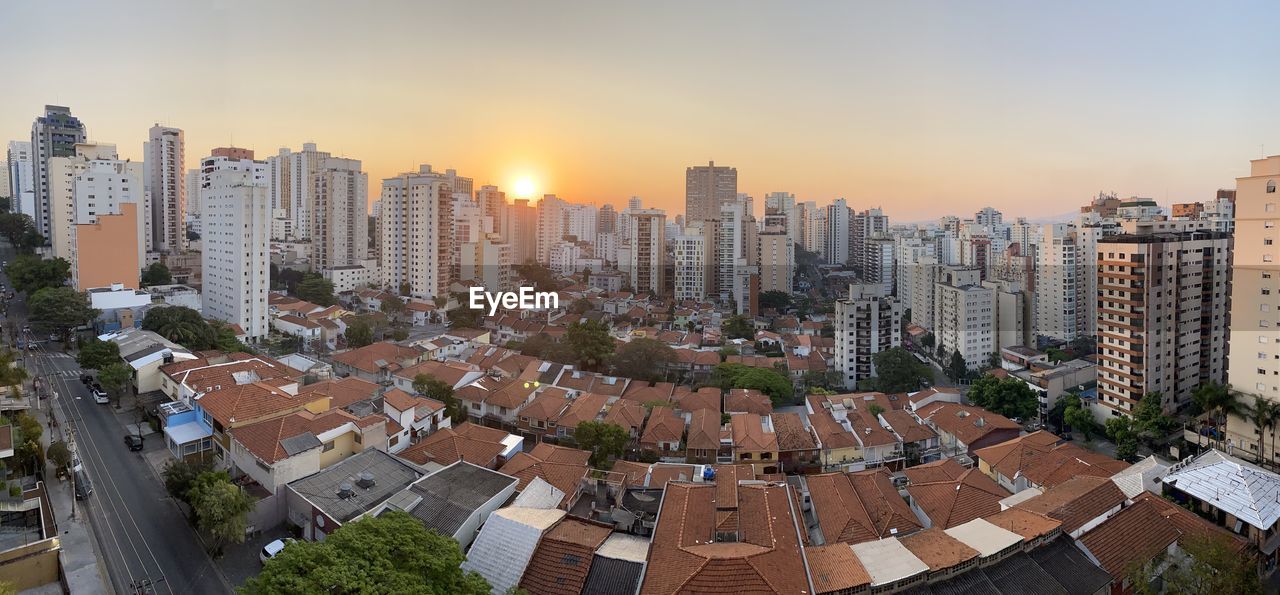 HIGH ANGLE VIEW OF BUILDINGS IN CITY AGAINST SKY