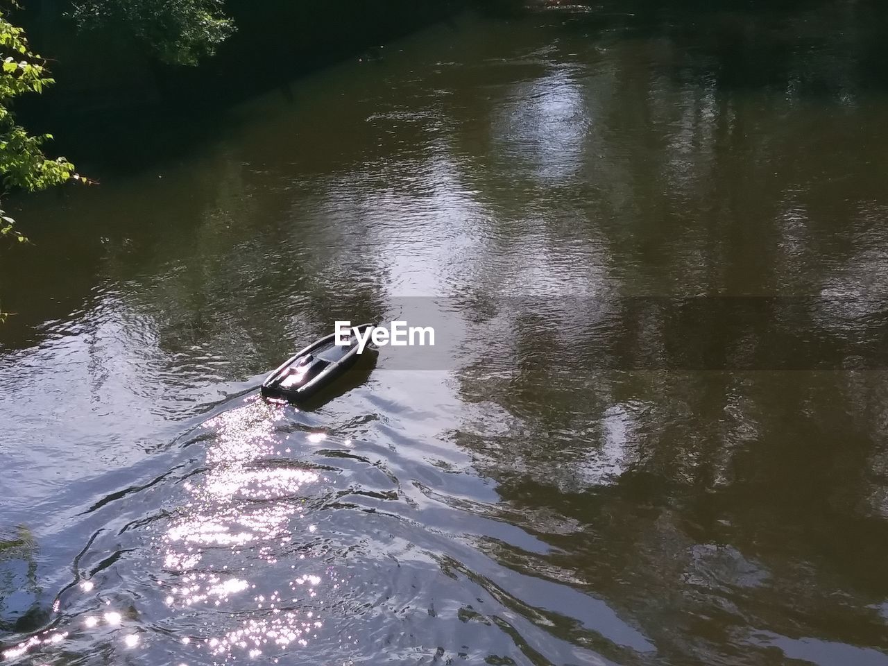 HIGH ANGLE VIEW OF DUCKS SWIMMING ON LAKE