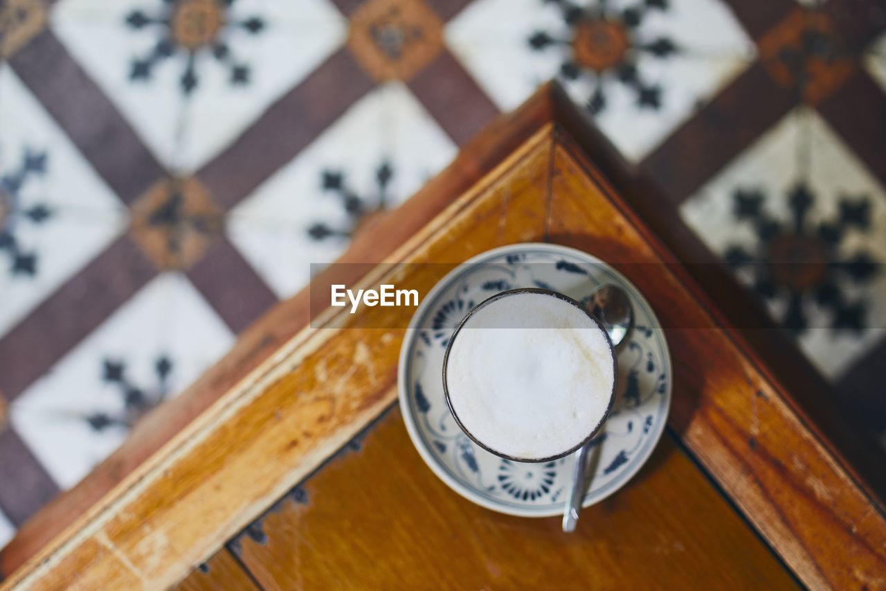 HIGH ANGLE VIEW OF CLOCK ON TABLE AT HOME