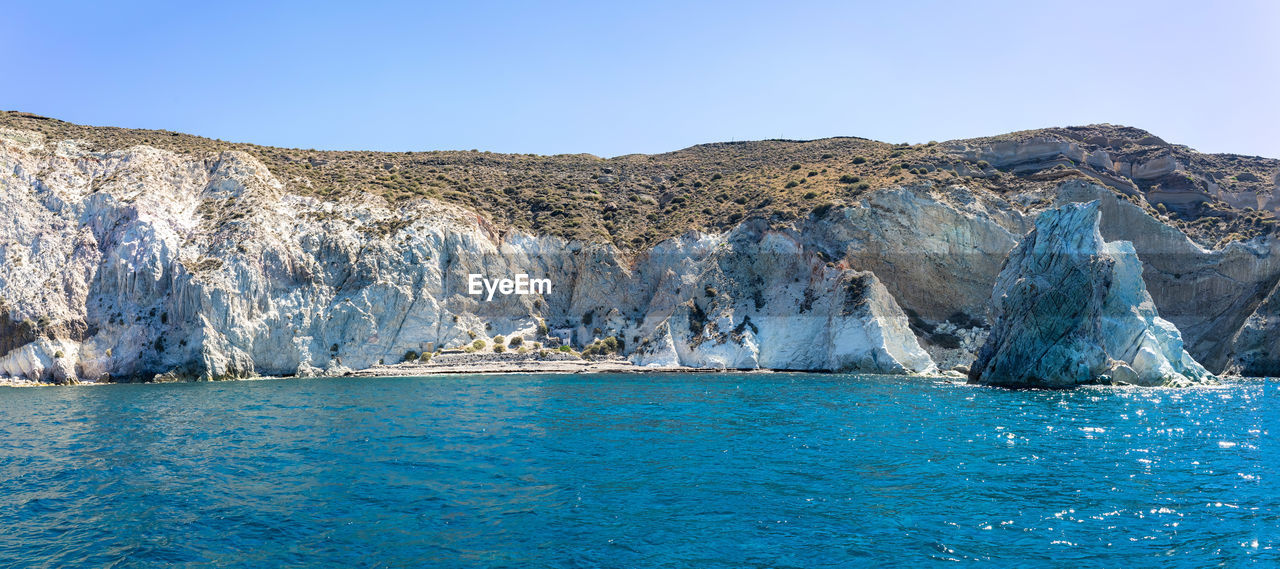 Panoramic view of white beach, akrotiri, santorini, cyclades, greece. shot from sailing boat