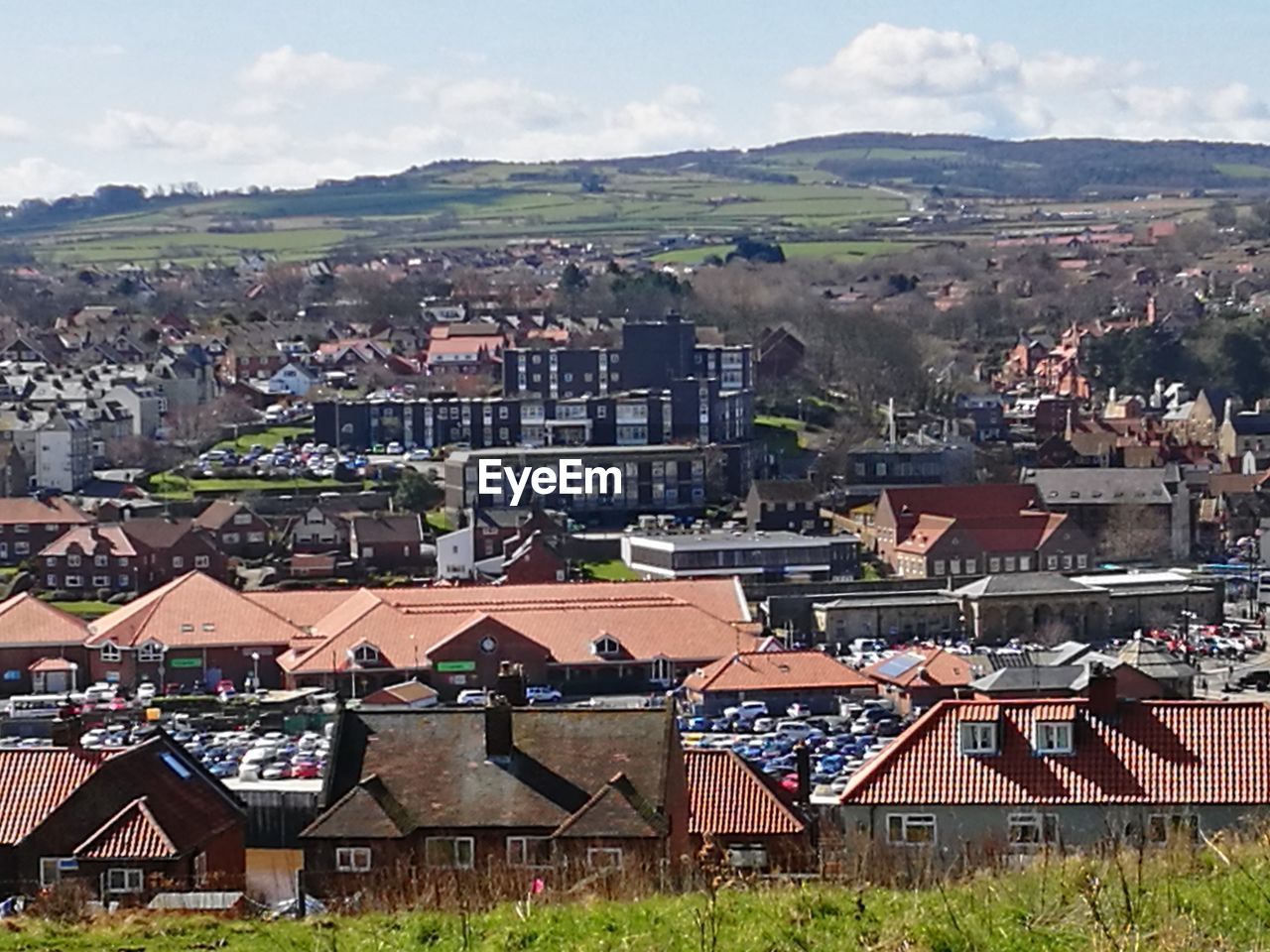 HIGH ANGLE VIEW OF TOWNSCAPE AGAINST SKY IN TOWN