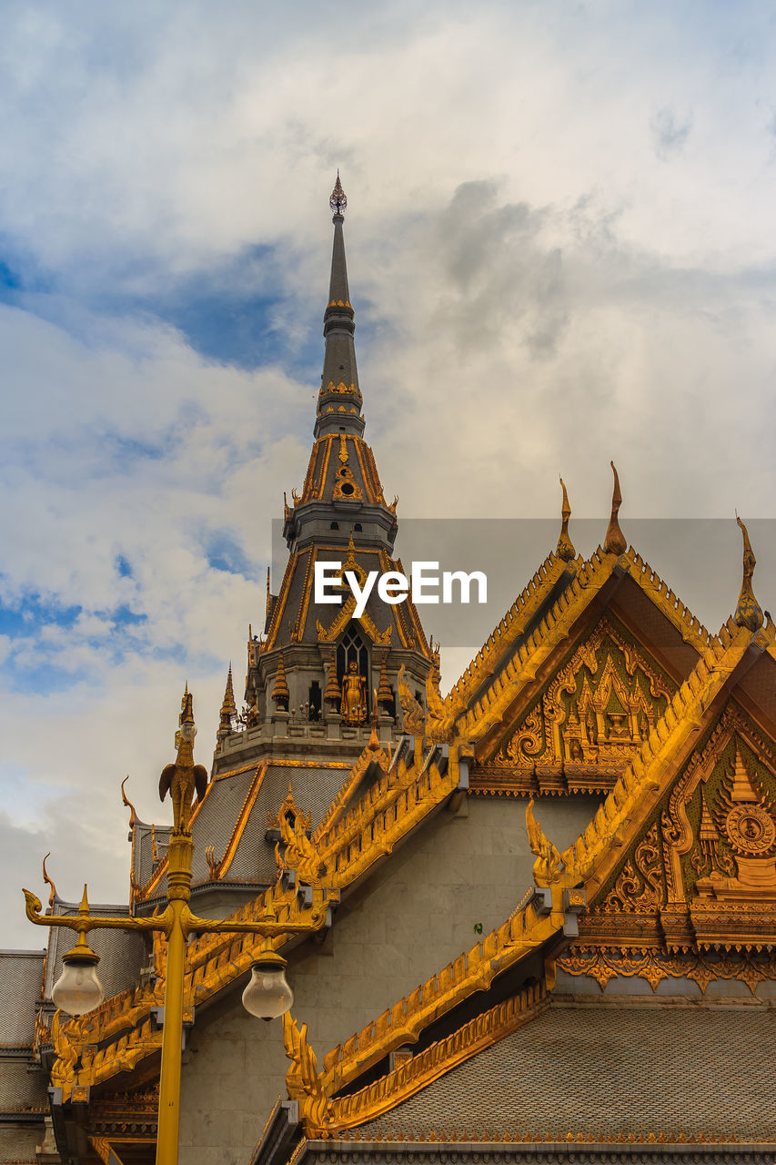 LOW ANGLE VIEW OF TEMPLE BUILDING AGAINST SKY