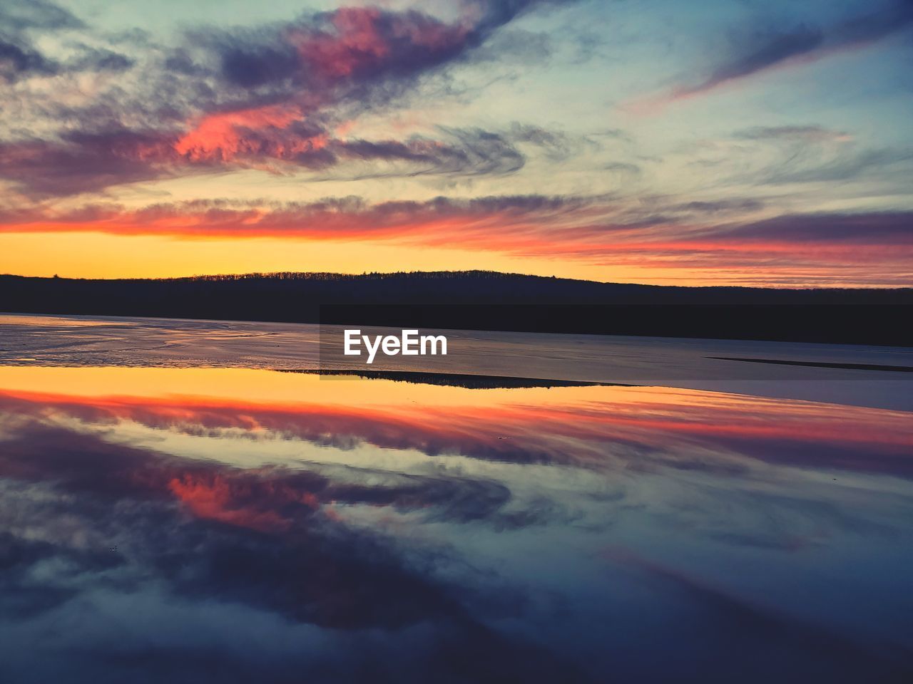 SCENIC VIEW OF SEA AGAINST DRAMATIC SKY