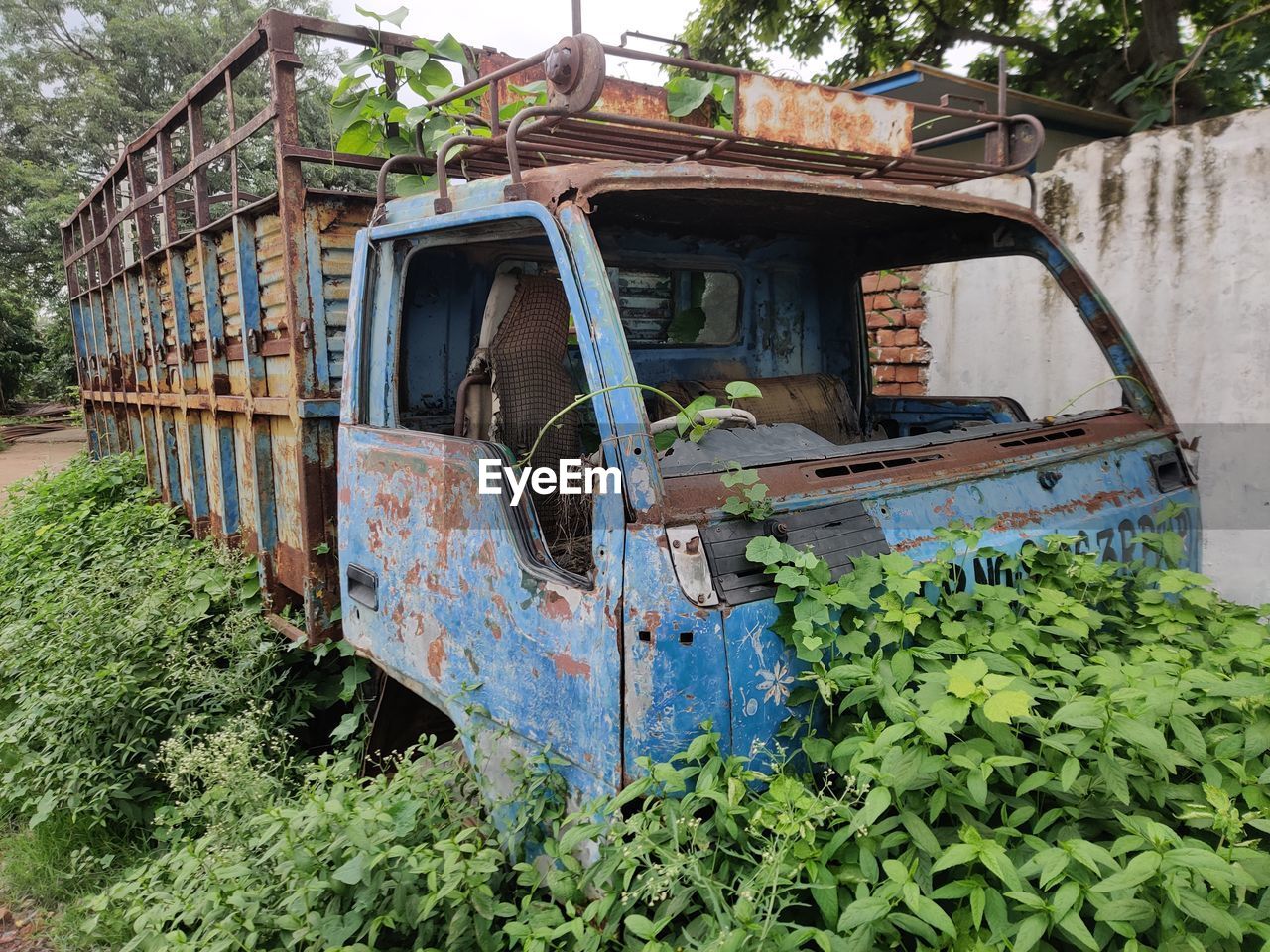 OLD RUSTY CAR