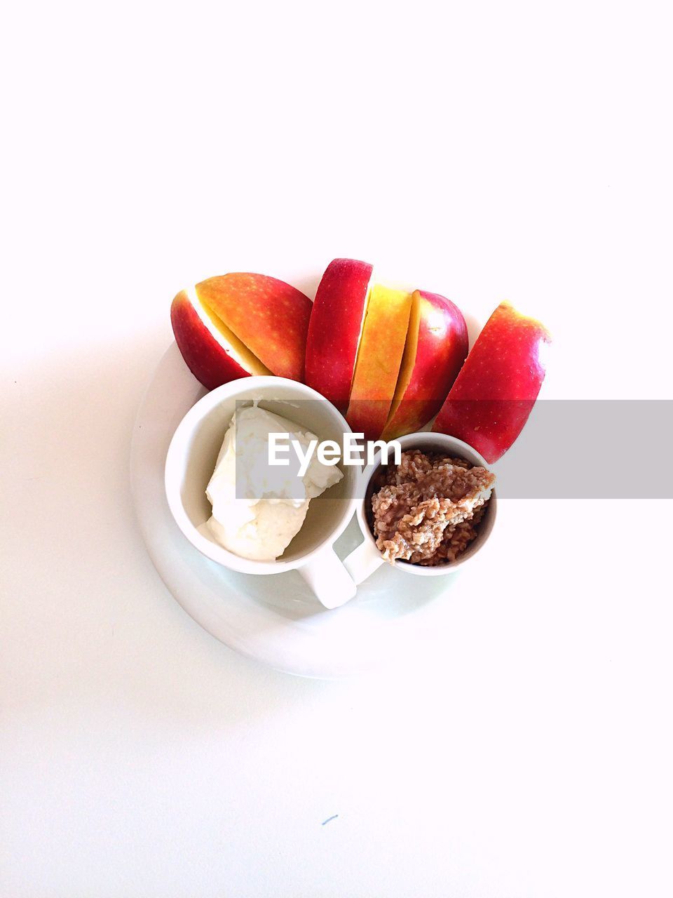 CLOSE-UP OF RED FRUIT OVER WHITE BACKGROUND