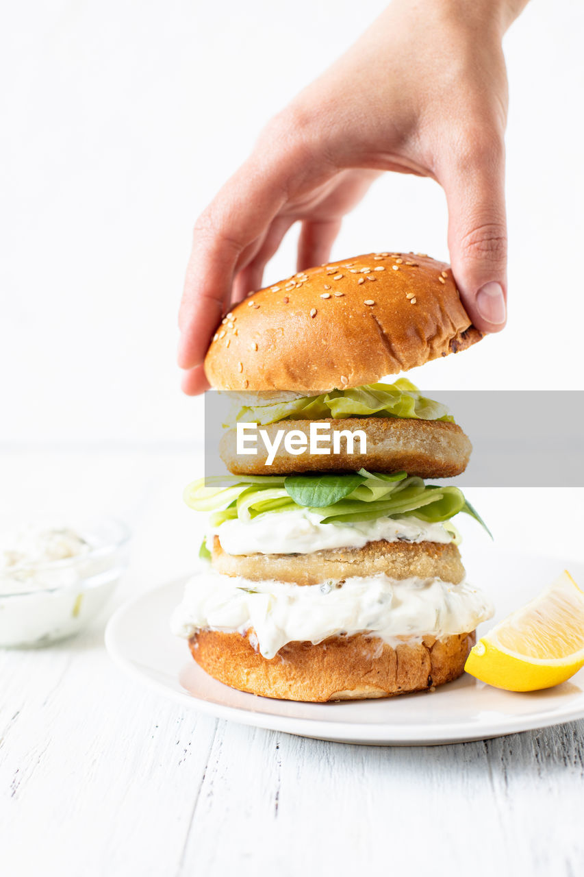 CLOSE-UP OF BURGER ON PLATE