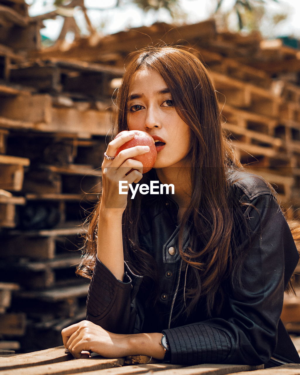 Portrait of young woman eating apple