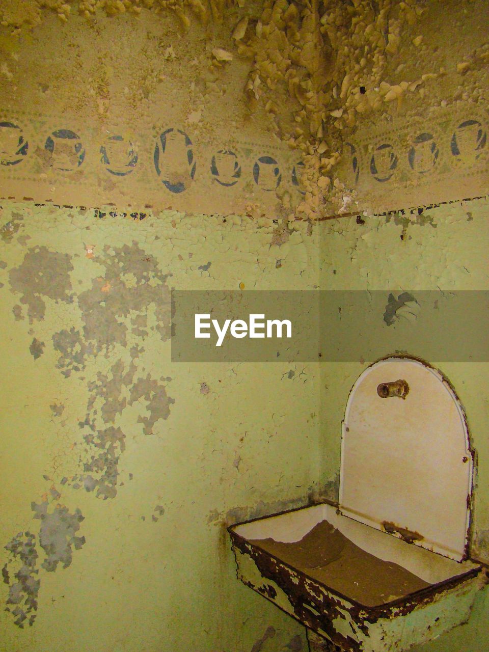 CLOSE-UP OF RUSTY METAL WALL