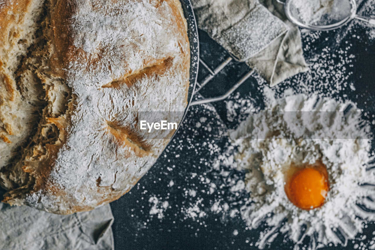 HIGH ANGLE VIEW OF FRESH BREAD IN PLATE