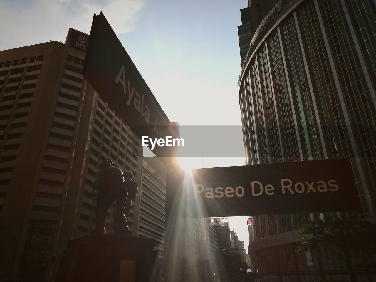 LOW ANGLE VIEW OF ROAD SIGNS IN CITY