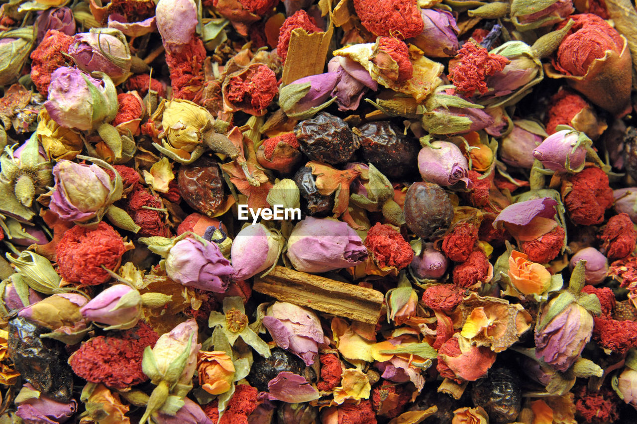 Dry roses  exposed at the spice market in eminonu, istanbul