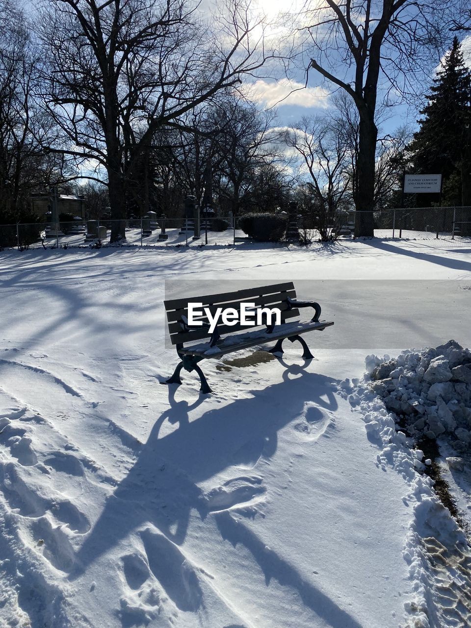 EMPTY BENCH IN PARK