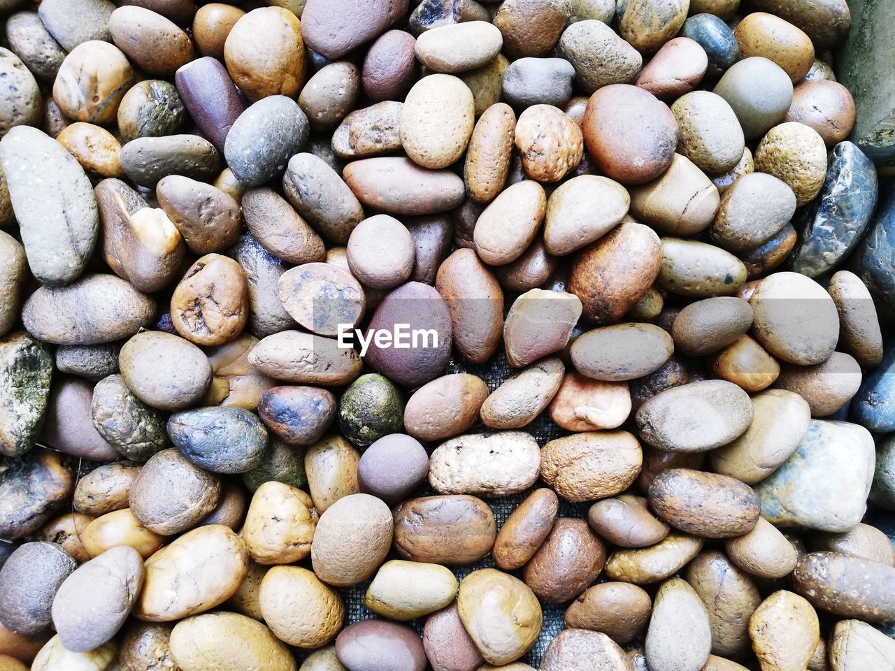 HIGH ANGLE VIEW OF PEBBLES