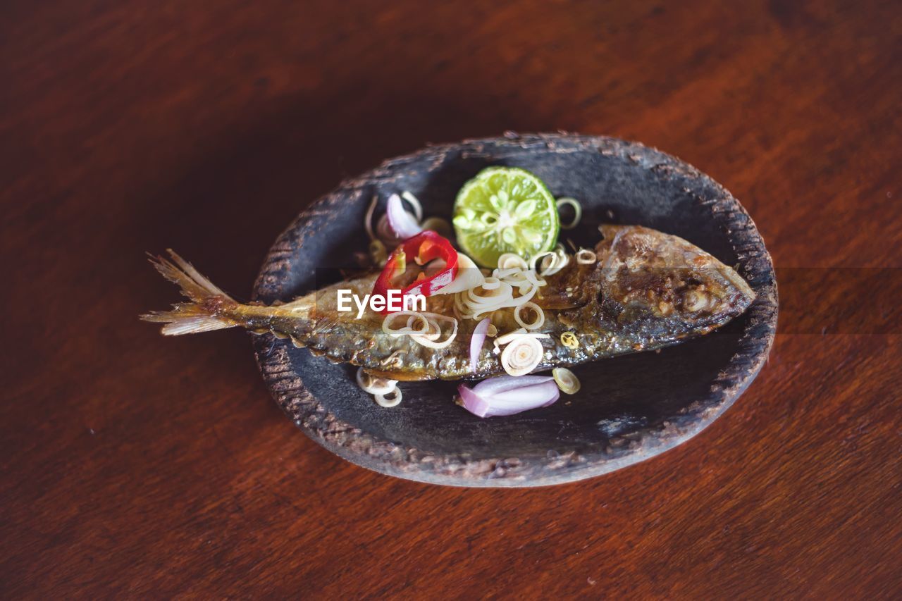 HIGH ANGLE VIEW OF FRUIT IN CONTAINER ON TABLE