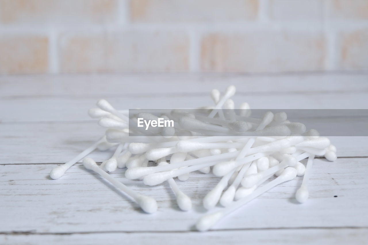 CLOSE UP OF WHITE FLOWERS